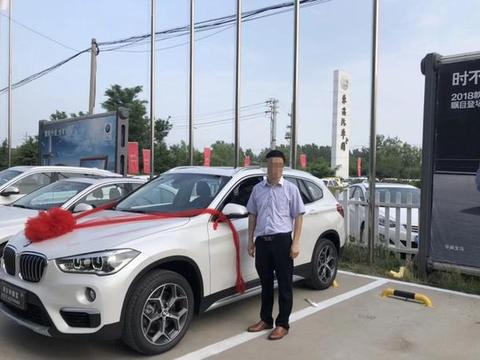 花32万买辆宝马X1：贴车膜时车主的行为却让贴膜师傅无奈笑了
