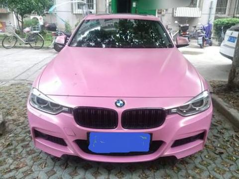 为博取女友欢心小伙将家中的宝马3系贴上车膜，父亲坦言难以理解