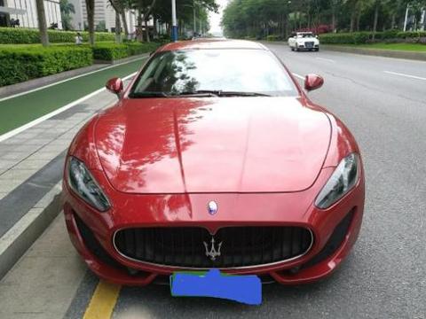 小伙花240万买辆玛莎拉蒂GT，路边开车门时却泄露了很多“信息”