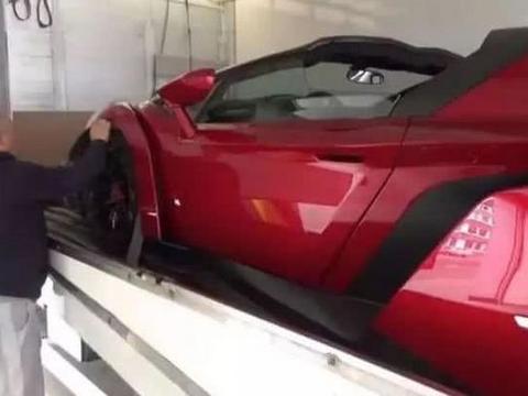 港口卸车时，工作人员都屏住了呼吸，价值1亿的兰博基尼毒药