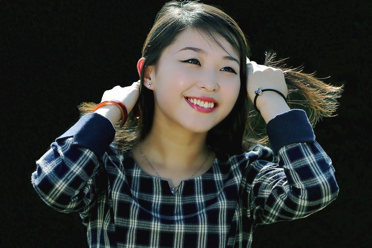 一个人走在景色秀美小路边的清秀短发姑娘_新浪看点