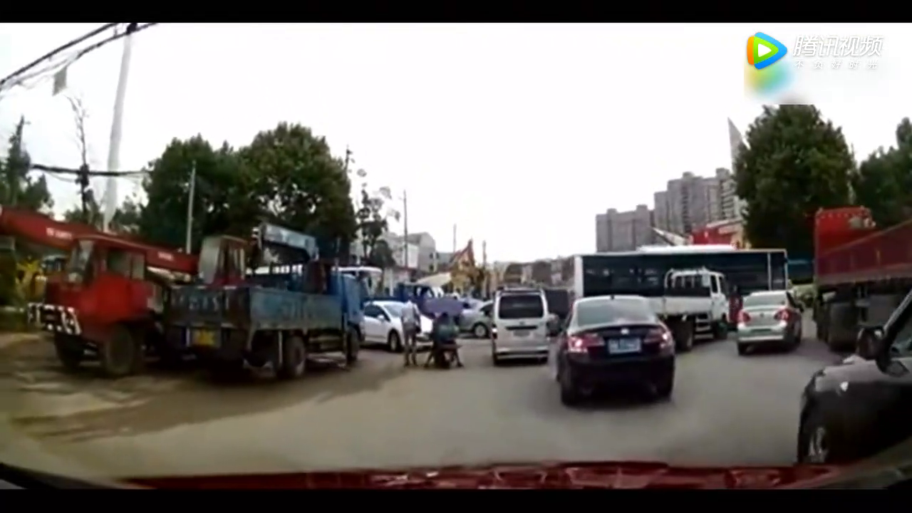 电动车连续5分钟堵在我面前，鸣笛警示后还不让，以为我不敢惹它
