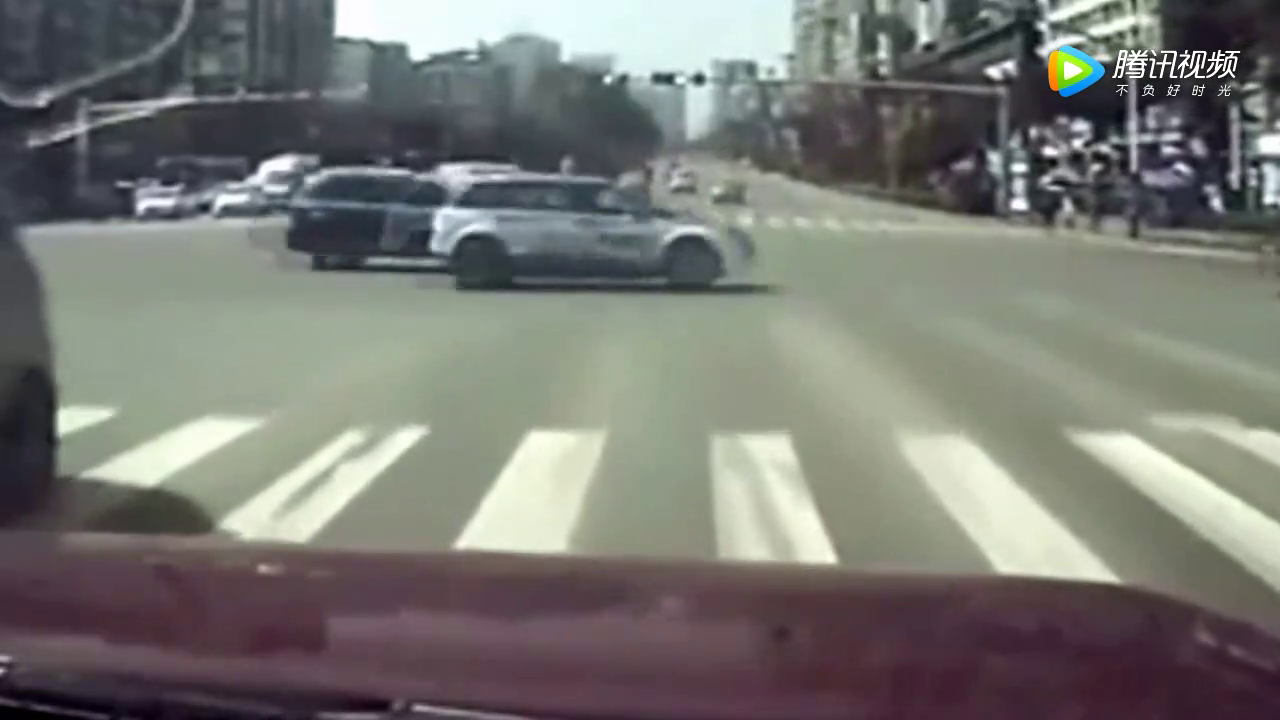 本以为闯红灯的电动车能平安冲过去，接下来一幕让孩子遭了罪！
