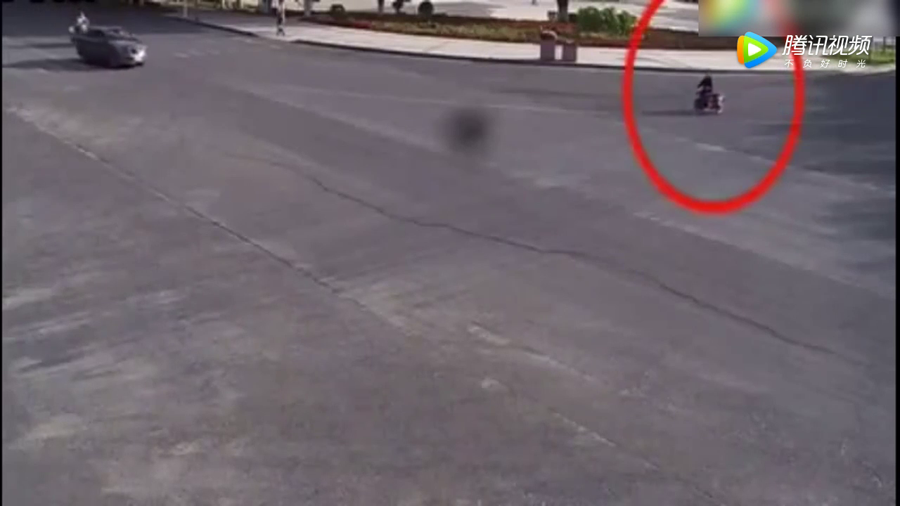 电动车闯红灯强逼轿车让道，他以为轿车不敢撞他！