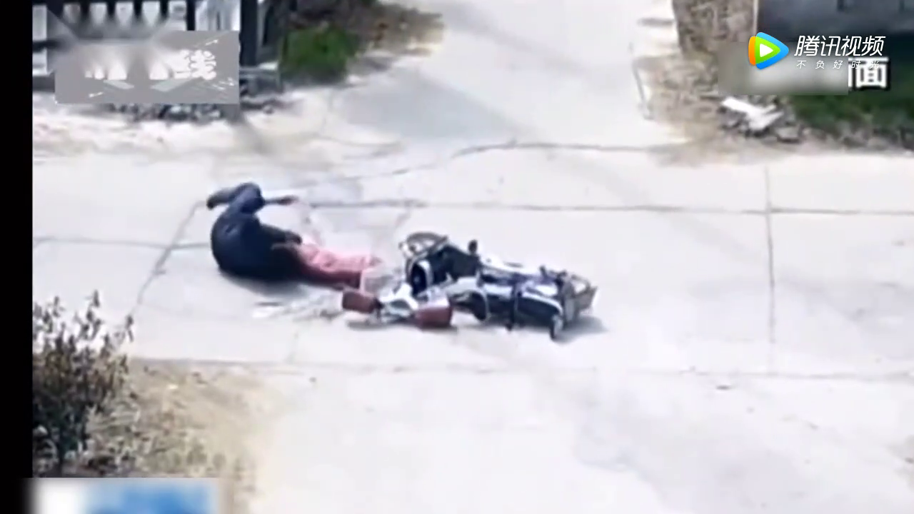 电动车男子被撞飞后，谁知后面还有更悲催的事情？