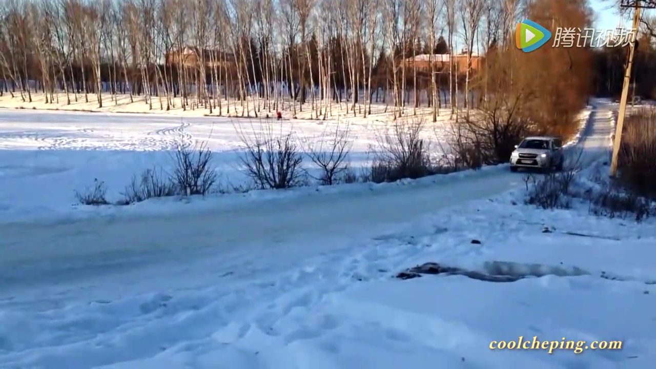 这个坡滑得人都站不住，但这辆SUV直接上去了，真牛