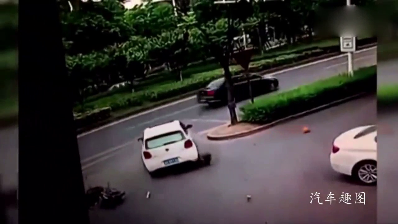 新手司机撞倒电动车后，接下来的反应让人没想到！