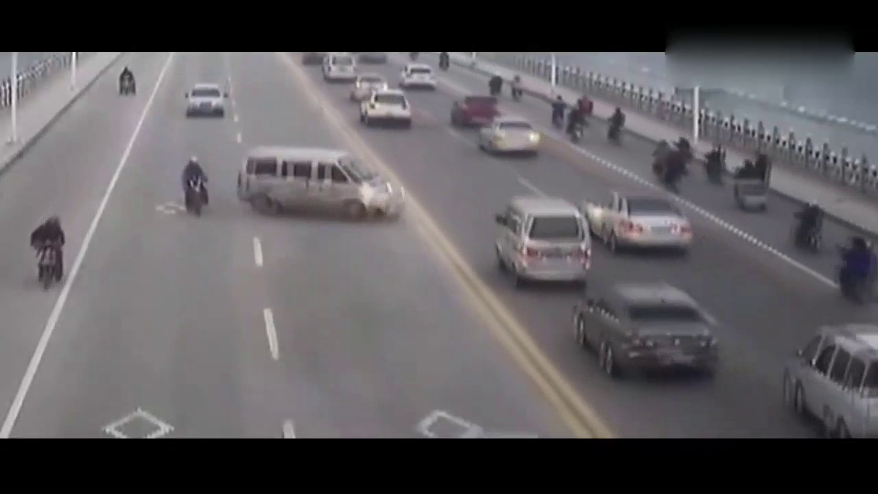 电动车随意变道，面包车为避让，引发了惨烈车祸