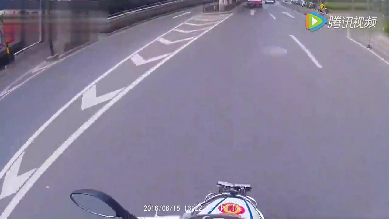 给救护车开路别停跑车，为视频车点赞！