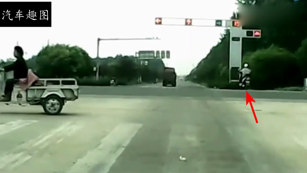 大货车把轮胎都刹破了，还是没救下这辆野蛮电动车！