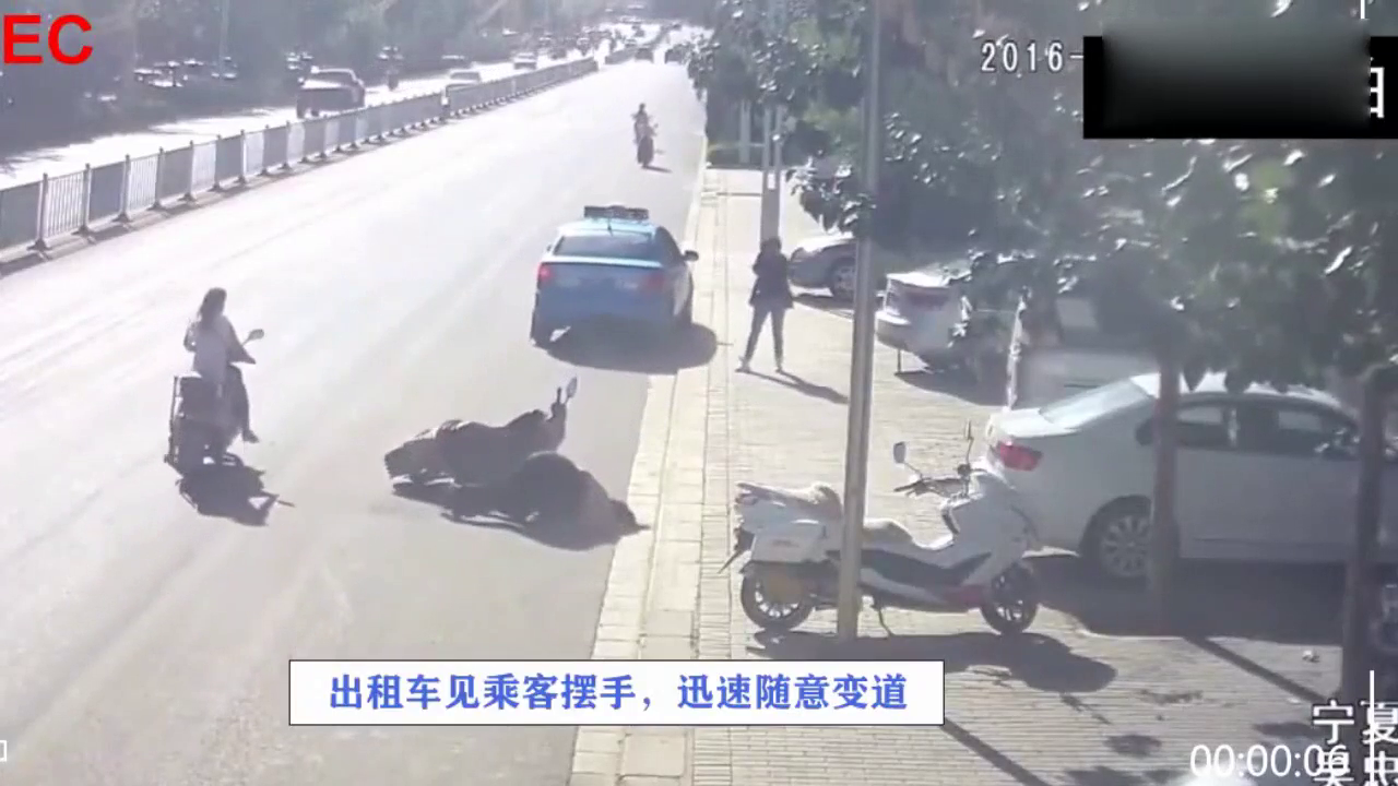 监控拍下出租车突然停下，接下来一幕更令人气愤！