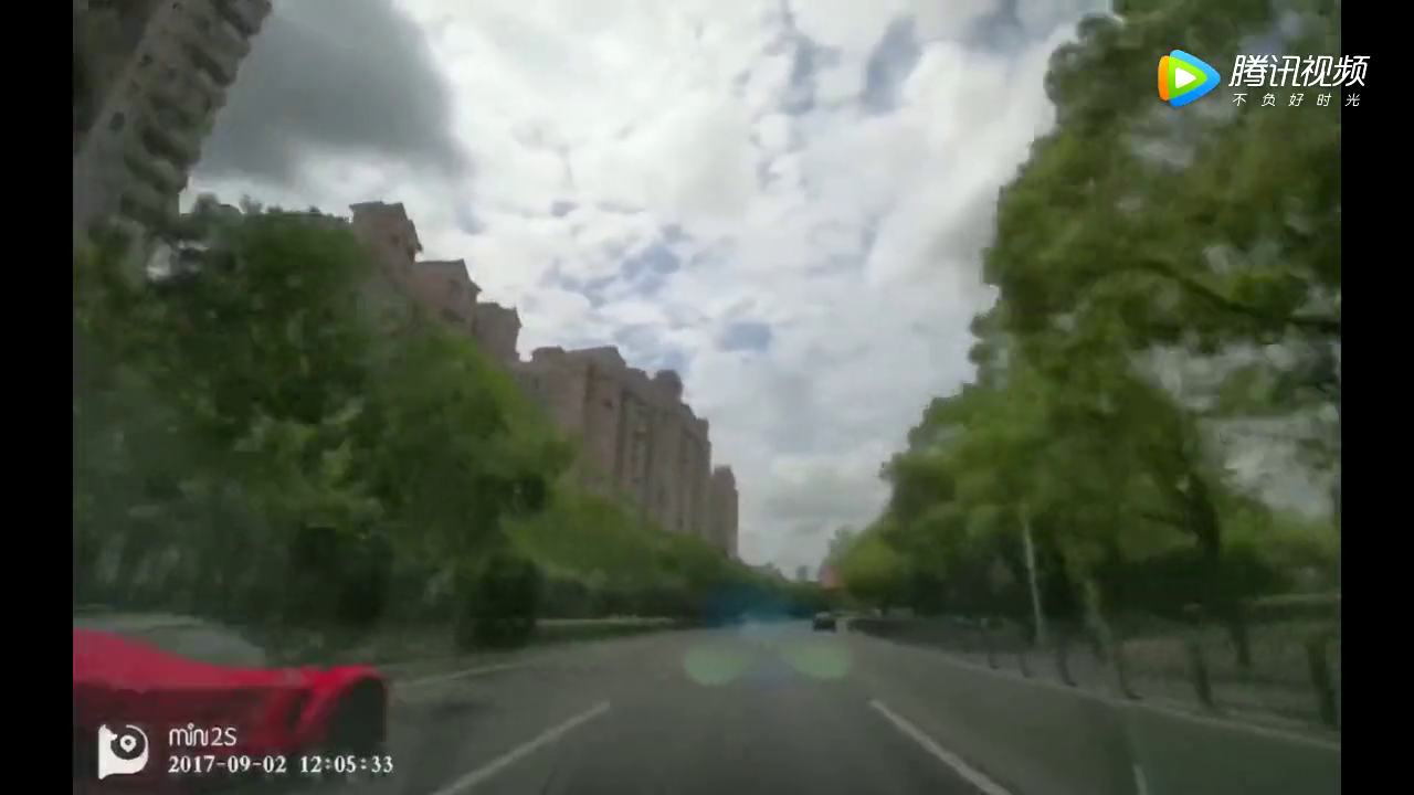 偶遇一红色跑车从旁边超车，速度倒是挺快的，就是噪音大了点