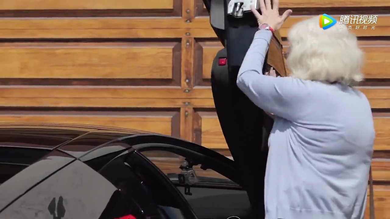 这是我见过最牛逼两位老奶奶驾驶一辆兰博基尼超级跑车上街买东西