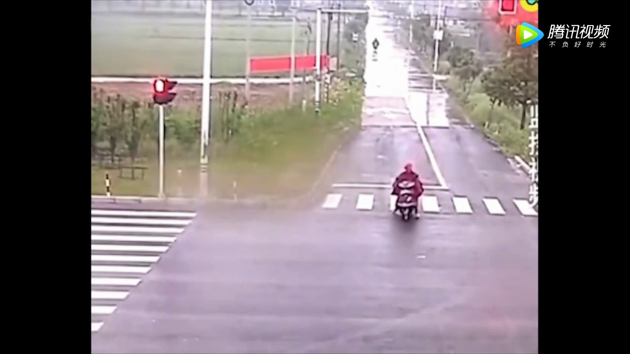 多亏骑电动车的反应快，要不然就会丢了性命