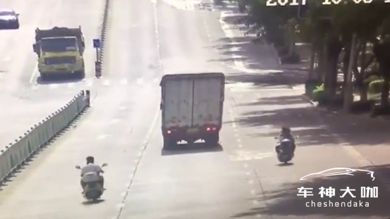 电动车侥幸躲过大货车，然而。。。