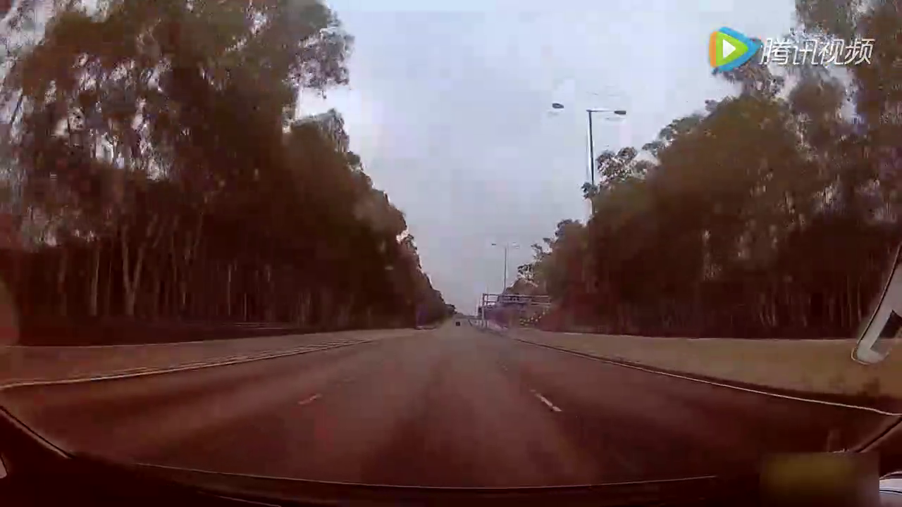 超级跑车团霸道抢道，突然被发飙的小车杀入打乱他们的队伍