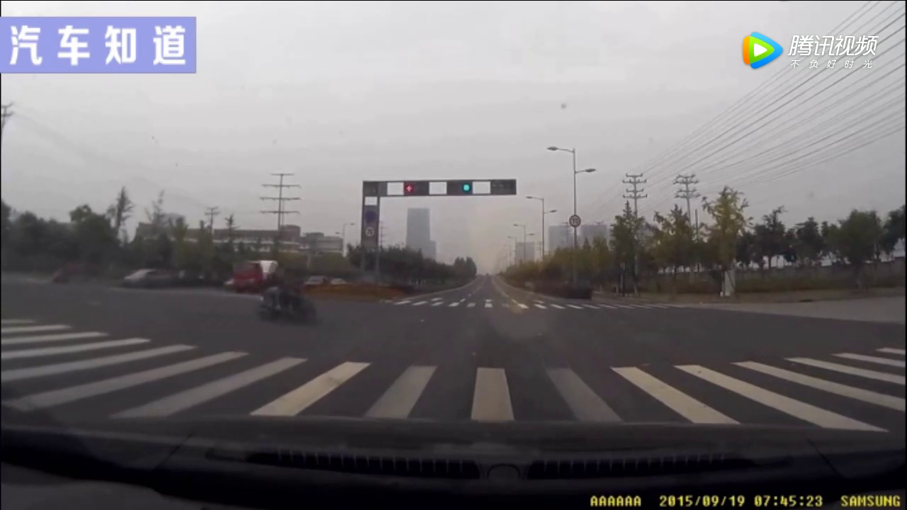 母亲骑电动车带儿子闯红灯，当场毙命！