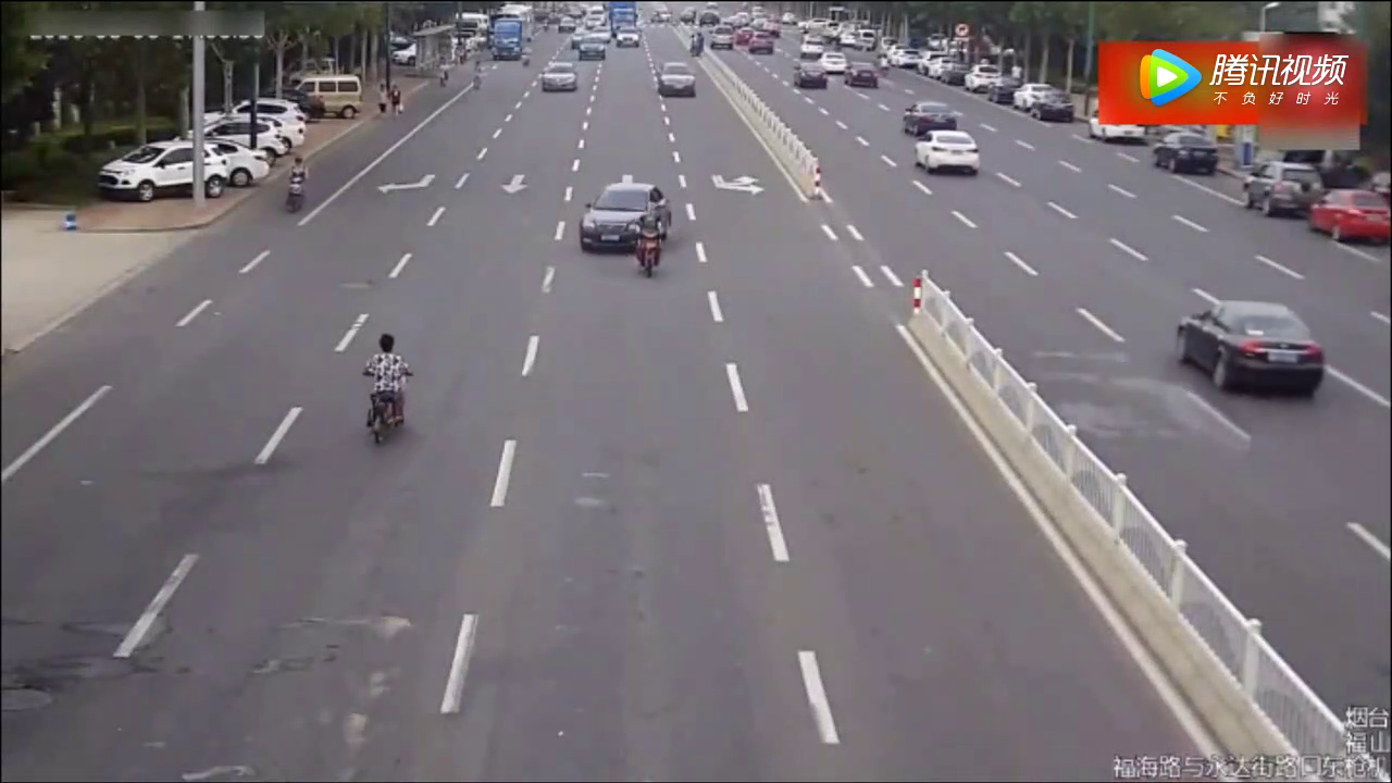 不作死不会死，电动车不仅逆行还随意横穿，结果付出惨痛代价