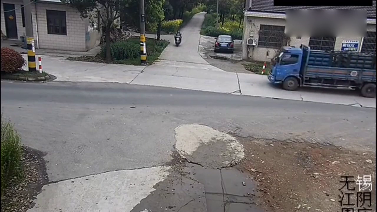 大妈骑电动车不看路，结果就悲剧了