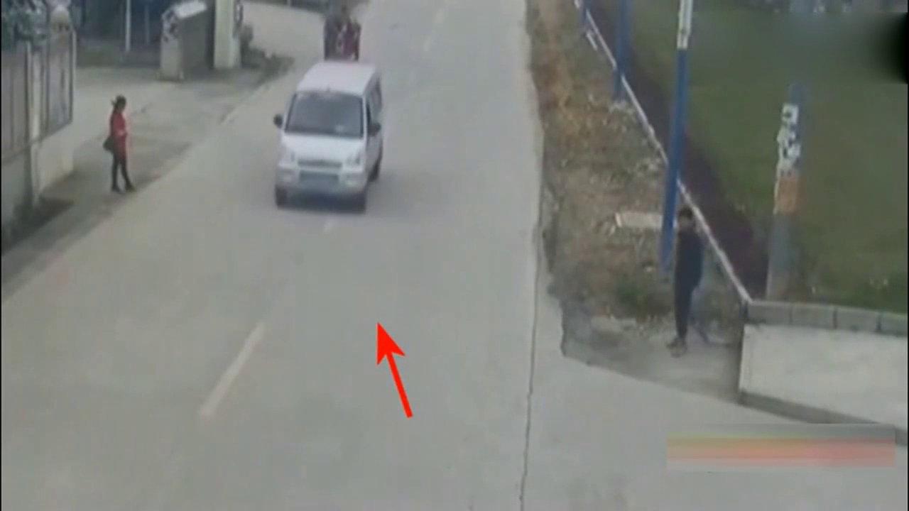低空飞行的电动车，猛烈撞上面包车，可怕一幕