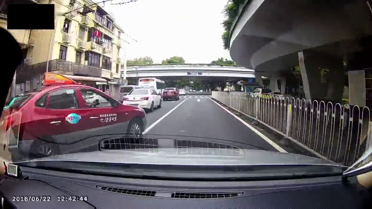 出租车路口实线变道，没想到被后车直接撞上