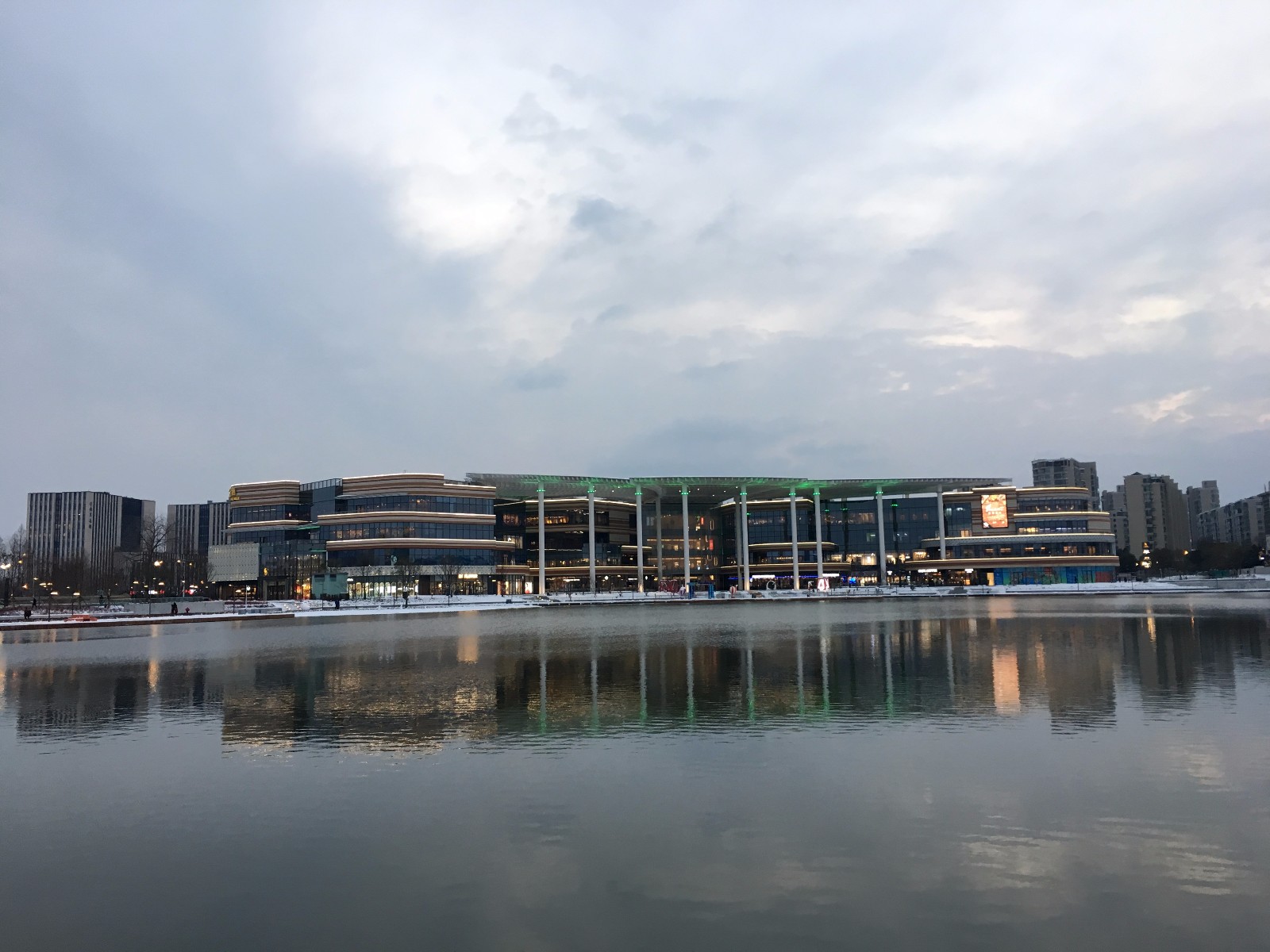 仙林金鹰这里的湖景夜景都很赞!