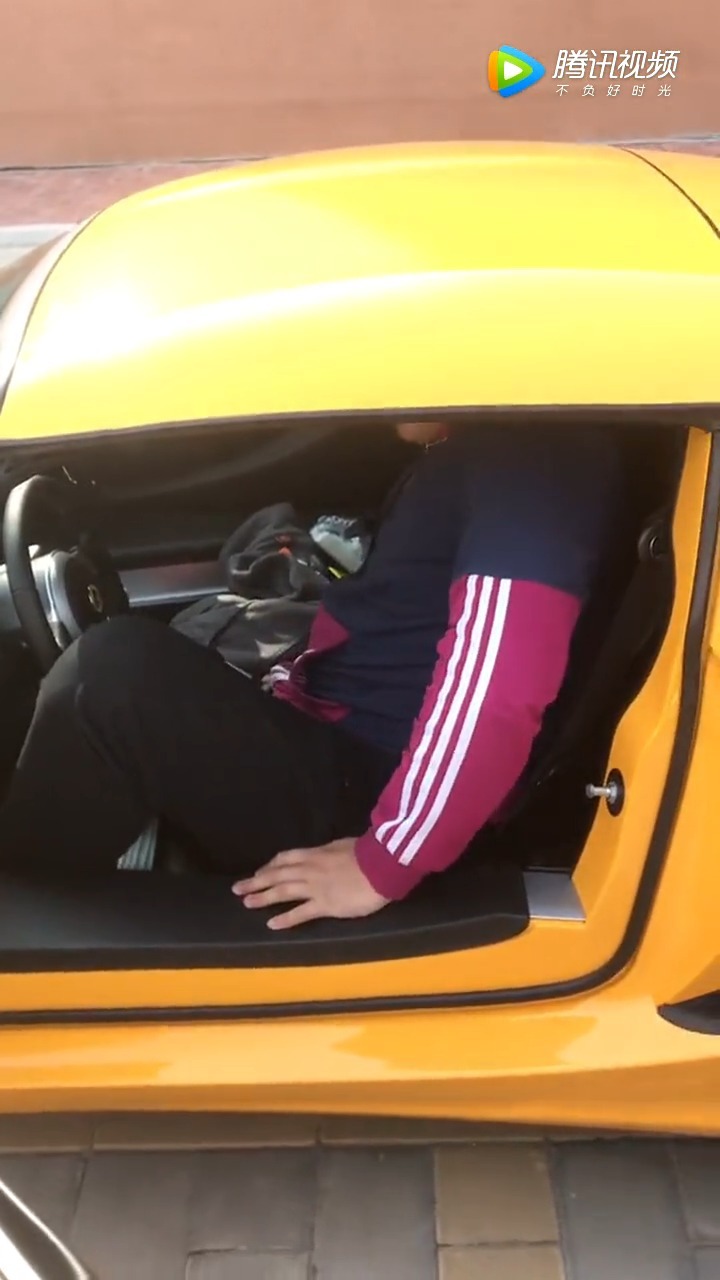 200斤的胖子说买什么车 也不买跑车了 进出都要人帮忙  ​