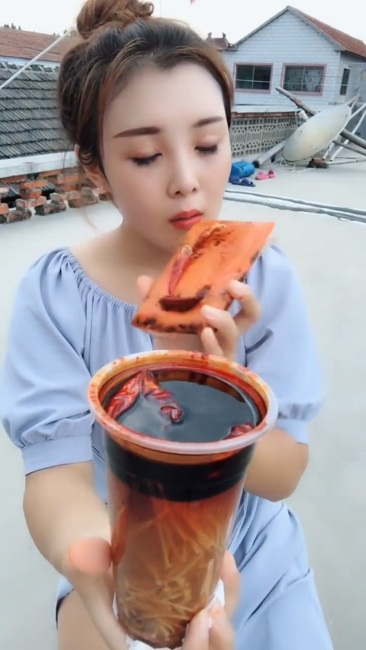 美女大胃王mini:深夜开吃,北新桥卤煮,哈哈哈 !街边美食 吃秀 .