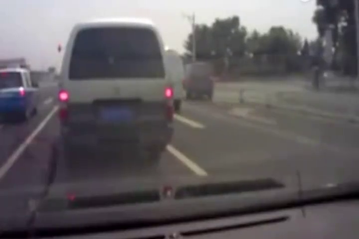 交通安全警示栏－监控实拍，面包车一次掉落三个小孩子！粗心啊