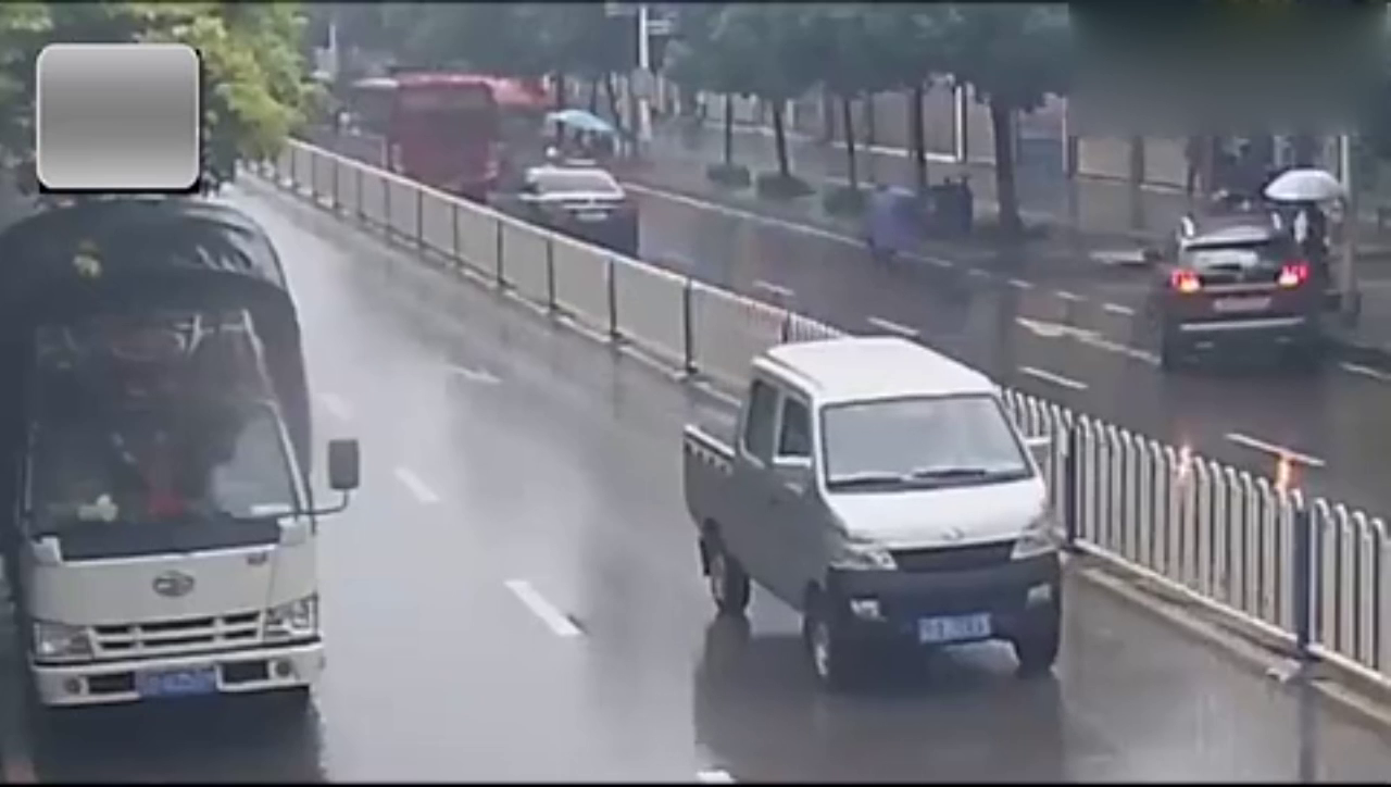 这女司机倒车也太厉害了竟然飞跃护栏直撞电动车，下车后回应亮了