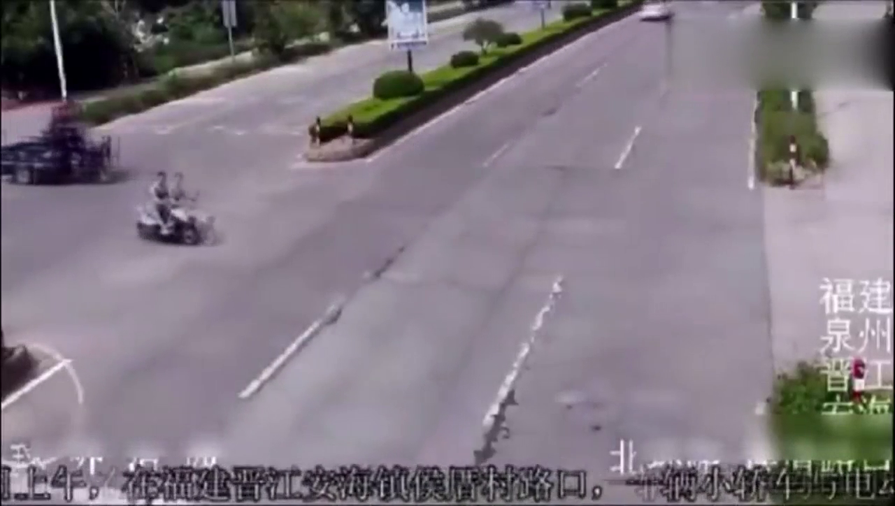 三轮车刹车刹那，眼睁睁看着电动车被撞飞