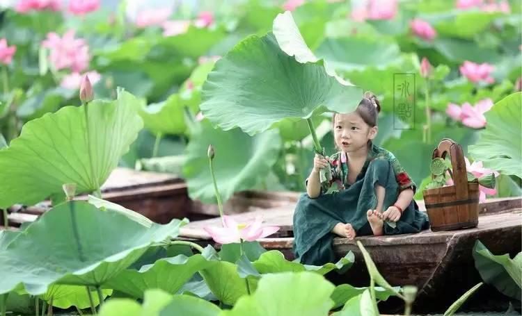 摄影师母亲为女儿拍的童年照片萌翻了全部朋友圈