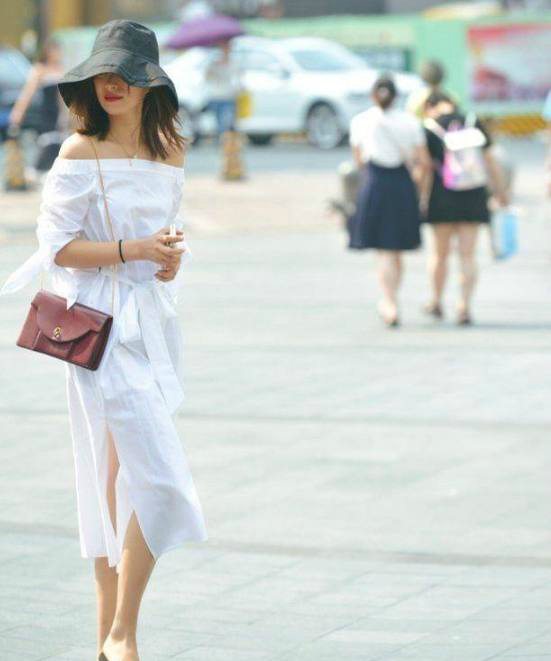 街拍,图2的小姐姐太敢穿,薄纱上衣,热裤,小内内