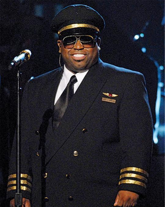 2007 美国著名黑人说唱/hip-hop歌手cee lo green穿着飞行员制服演唱