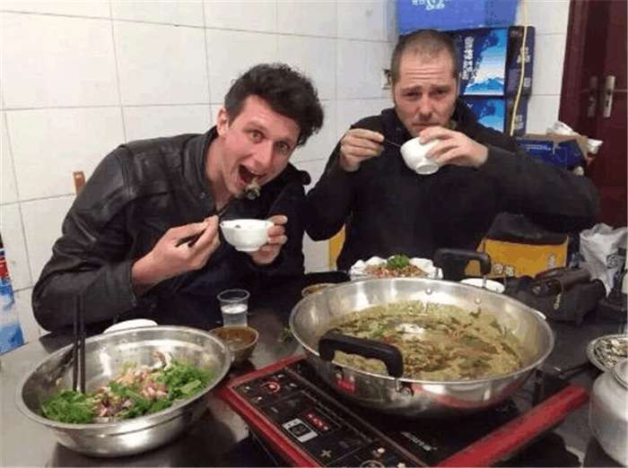 外国人吃中餐: 哪些中国菜让老外惊艳了? 瞧瞧他们怎么说