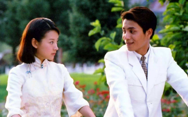 《金粉世家》导演追悼会 董洁张雪迎现身送别图片