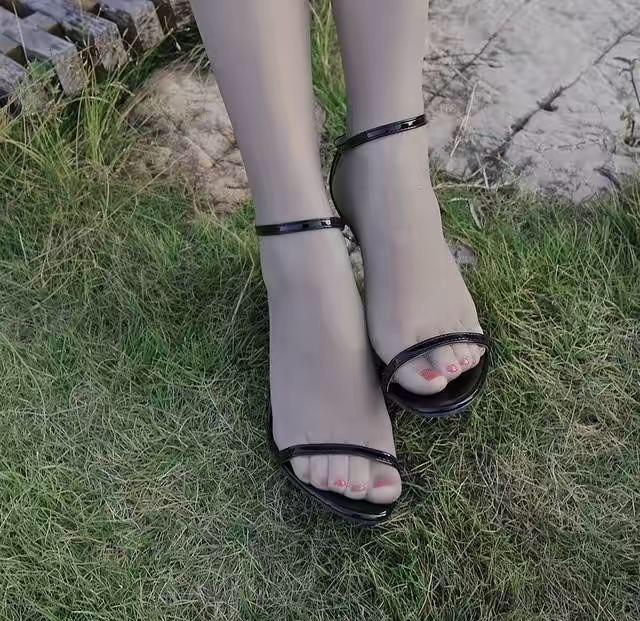 丝足福利! 草地上的一组肉丝高跟搭配, 时尚诱