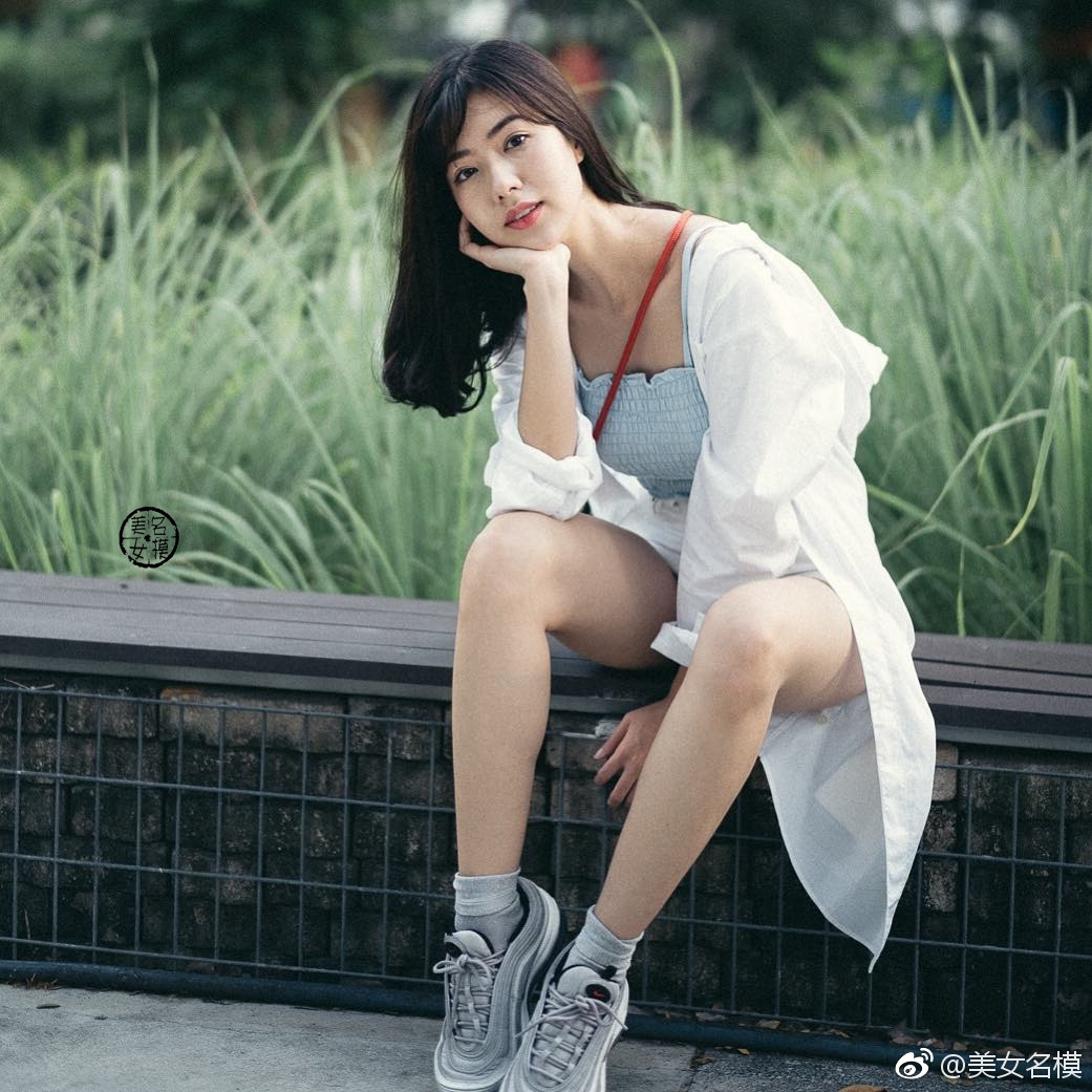 街拍的运动鞋女生,腿最美!