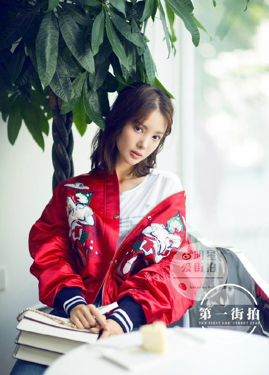 日前,一组金晨的时尚美照曝光,潇洒时髦尽显正能量