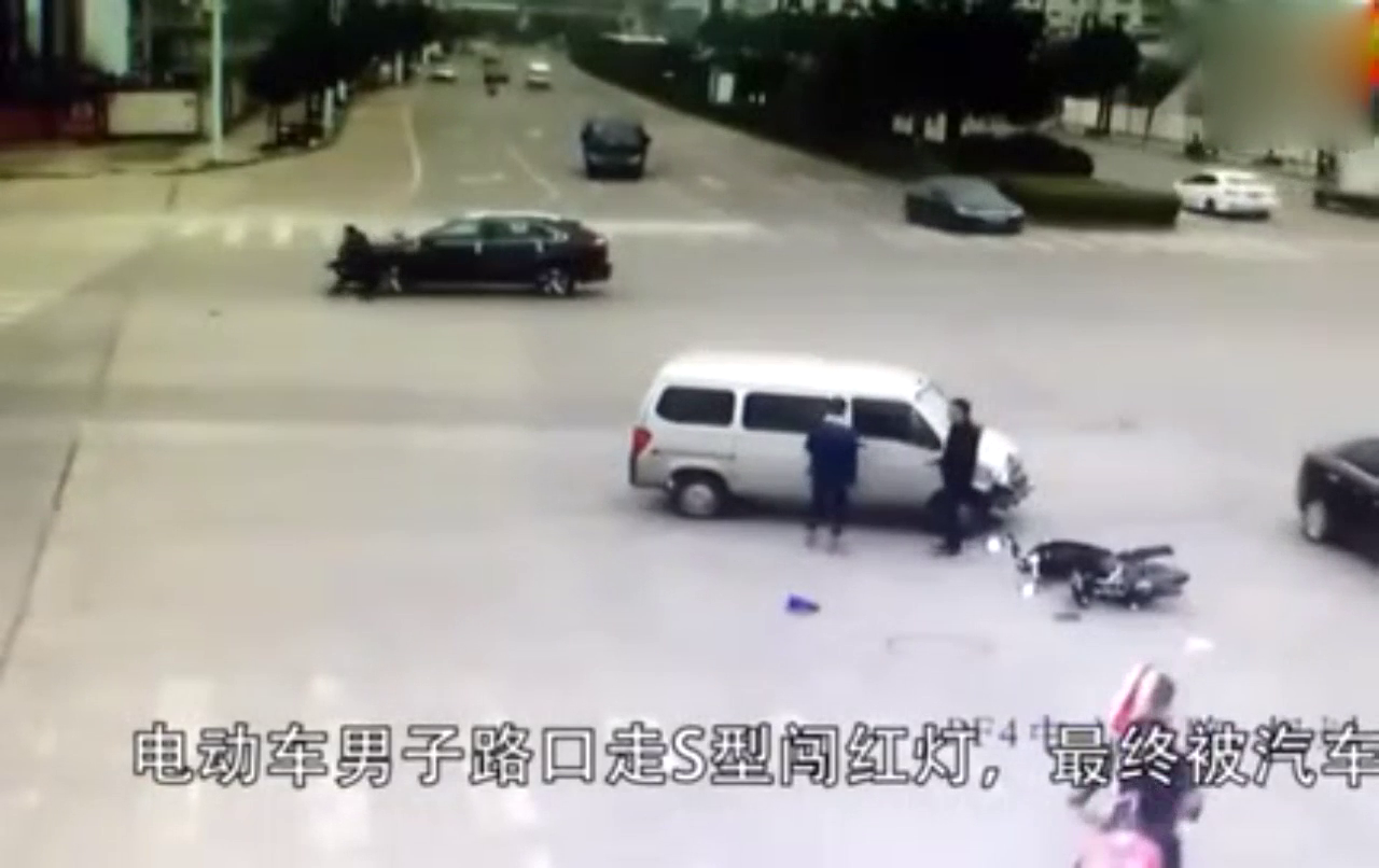 电动车闯红灯连续闪躲，前3辆车饶她不死，3秒后该来的还是来了