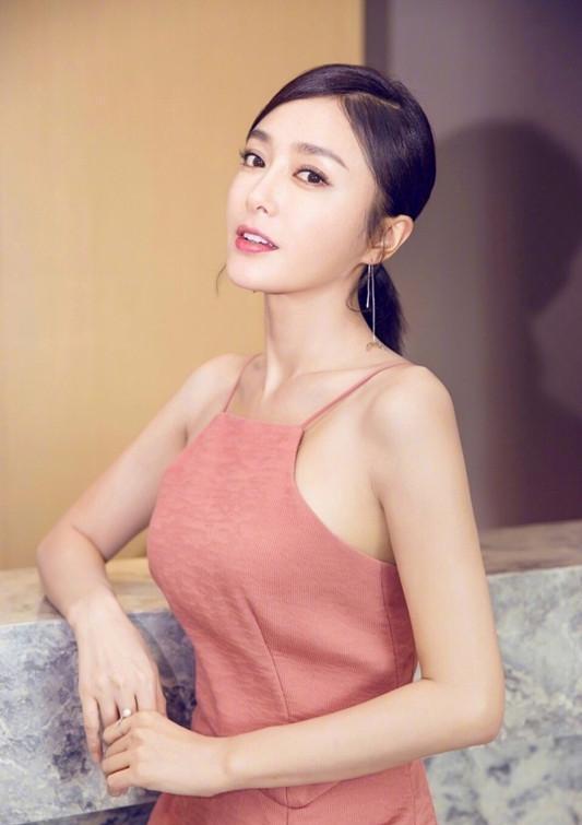 秦岚穿白色风衣,露出天鹅颈,网友:美得不同凡响