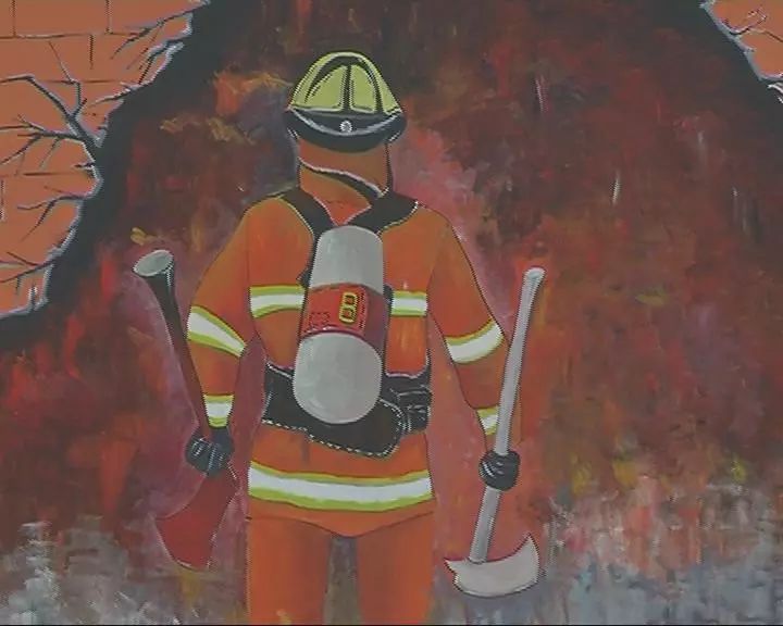 揭阳一消防员救火场上突然虚脱不省人事,市民前来表达