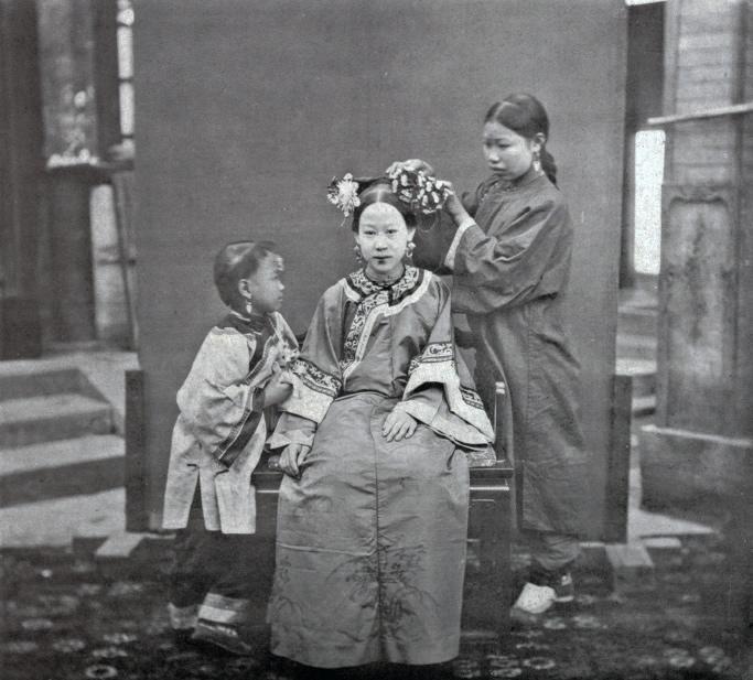 1870年左右,正在梳妆的年轻女子.