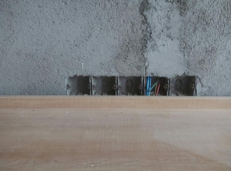 客厅电视插座被装成这样, 师傅打完柜子就挂, 邻