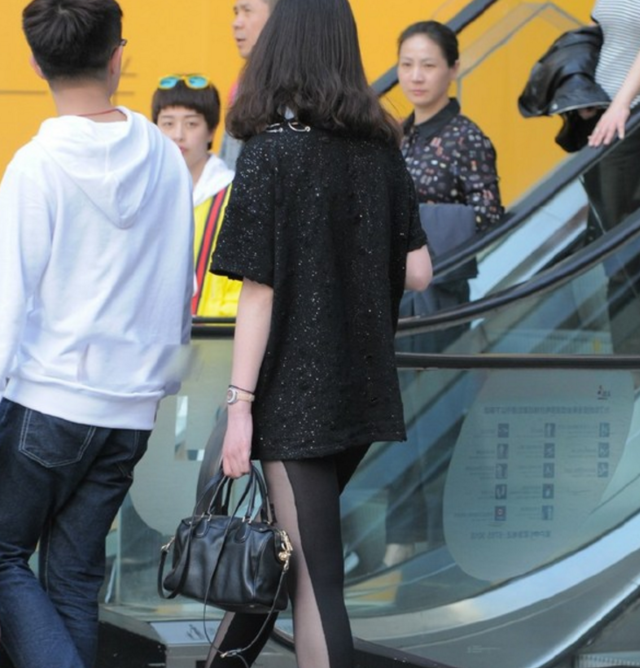 街拍：有个穿双色丝袜的漂亮女朋友，会是种什么体验