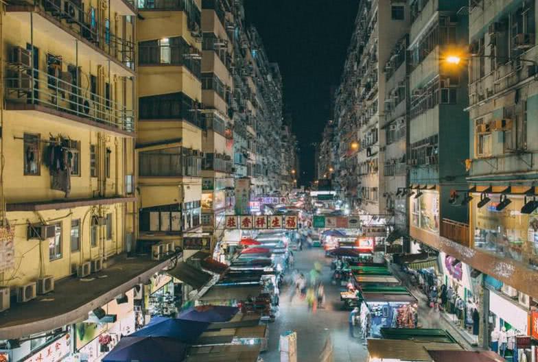 普通人在香港工作,一个月能拿多少工资?