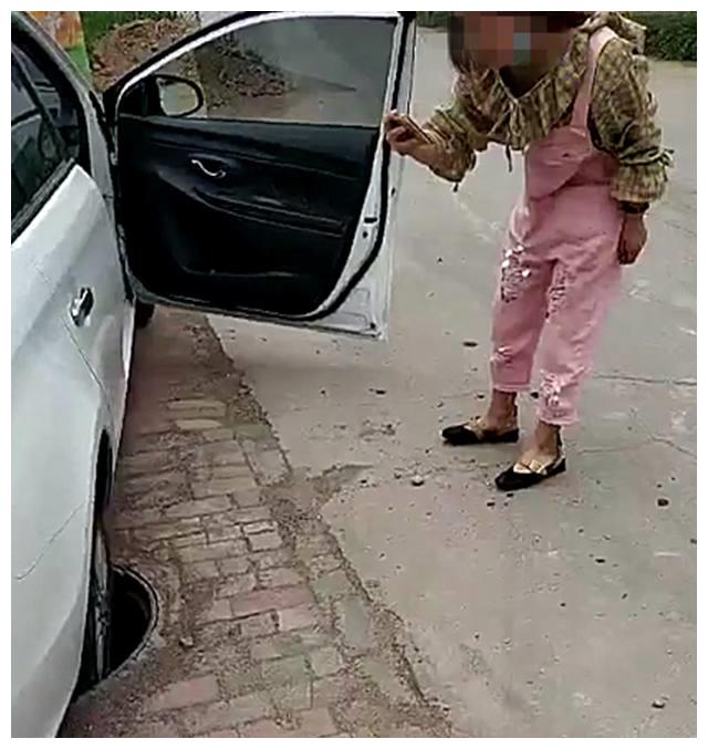 20万本田雅阁车轮陷窨井盖内，女司机不求救，反而拍照发朋友圈