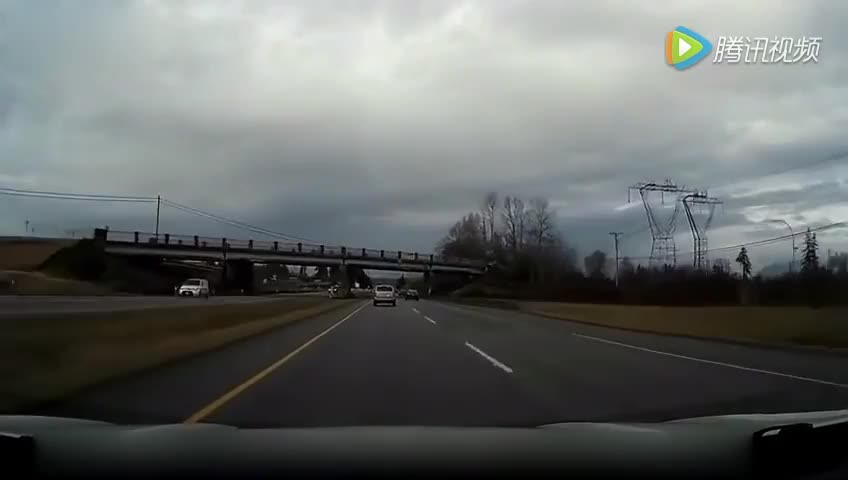 两跑车公路飚车，兰博基尼崩溃车祸视频