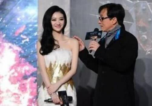 成龙批年轻演员排场大,曾公开夸她们是假话,杨幂意外躺枪