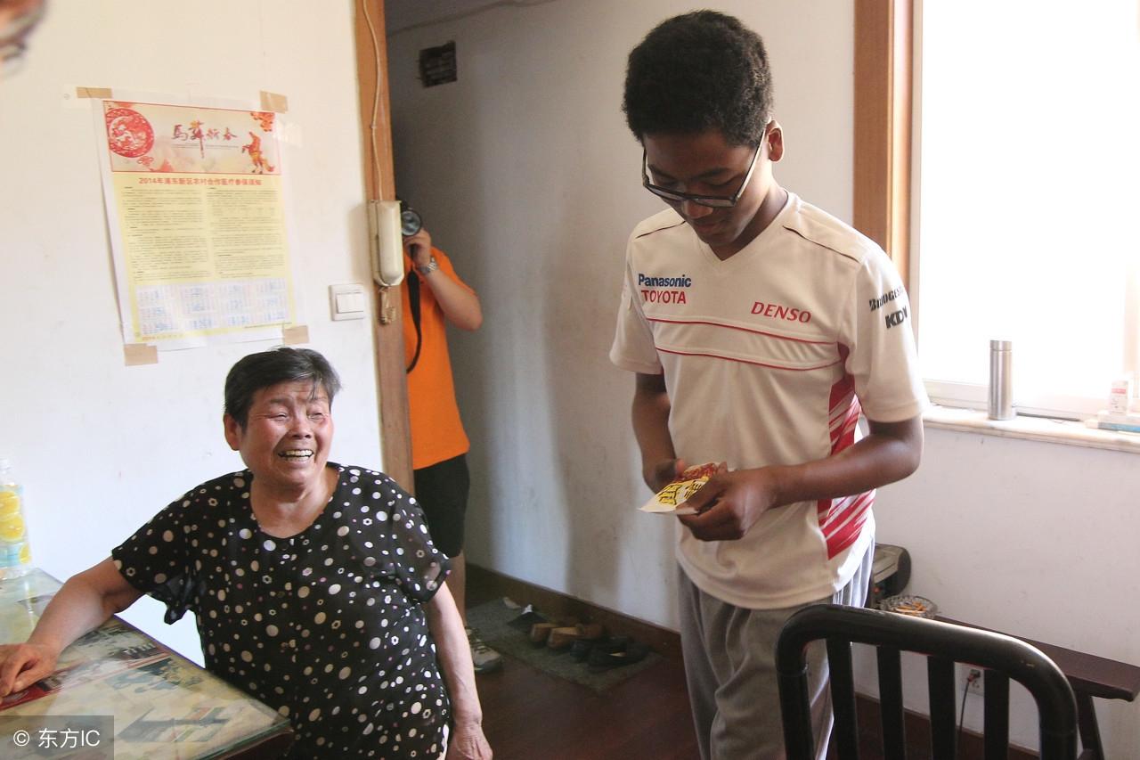 18年前奶奶捡来的那个怎么洗也洗不白的孩子